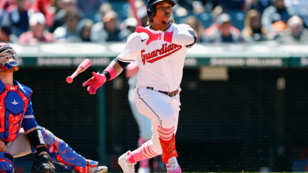 蒂法尼·斯特拉顿（Tiffany Stratton）遭受尴尬的衣柜故障，因为WWE被迫将直播电视直播到黑屏.